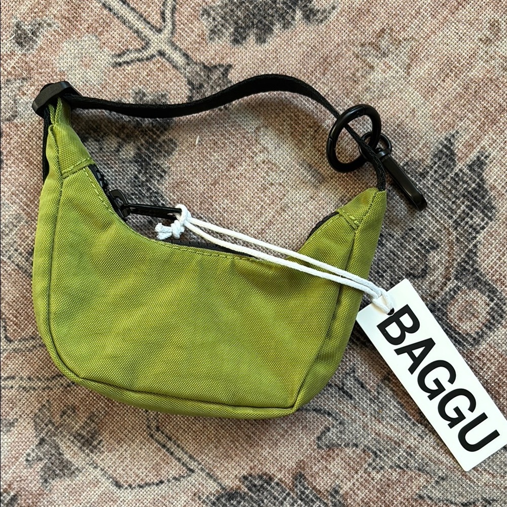 BAGGU Crescent Bag Charm - Picture 1 of 1